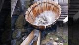 Mașină de spălat tradițională care funcționează cu puterea râului