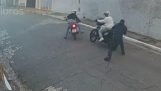 彼は自分のバイクを泥棒から救った