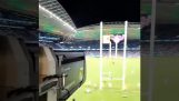 Zoomen fra et stadionkamera