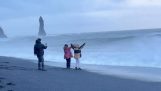 Turistas contra o mar na Islândia