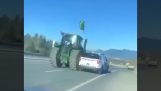 Traktor vs patrullbil