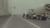 En man flyr i sista stund innan han blir påkörd av en lastbil