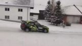 Auto valt in een plas tijdens een rallyrace