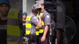 En politibetjent retter pistolen mot en kollega