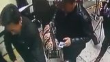 La bolsa de robar en el contador de seguridad en el Aeropuerto