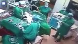 En kirurg träffar en sjuksköterska