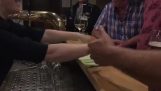 Magic trick med et håndklæde i en bar