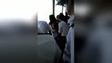 Egy nő akar ugrani egy tengerjáró hajó letölteni vele telefonon (Kína)