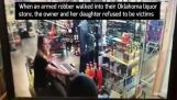 Mãe e filha combater ladrão armado na loja de bebidas