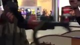Bărbații deghizati ca soldați ISIS într-un mall din Iran