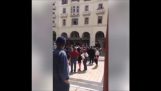 테살로니키 경찰에 거리의 음악을 싸움