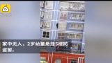 Omul păianjen chinez urcă patru etaje și salvează un copil