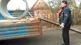 Scarico di un anello di cemento in Russia
