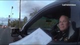 Police Officer Trekker Over Hans sjef