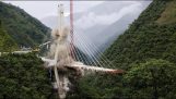 Мост под строительство разрушается в Колумбии