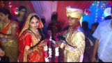 brud klapse en person på scenen | viral video | morsom indisk ekteskap | må se | indian luking