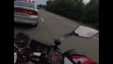 Araç bir bisikletçinin yol keser, Polis anında müdahale