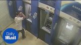 Человек разрушает банкоматы с молотком