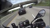 Un motociclista evita tavolozze volanti