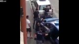 верона, Italija: Тунисиан имигрант побегне 8 полицајаца