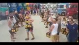 camionagii olandeze dansând cu navete de bere