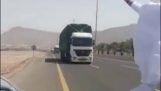 يقفز رجل سعودي أمام شاحنة