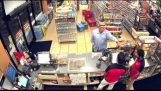 Um homem rouba um supermercado com seu dedo