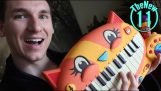 Metal nummers op een miauwen speelgoed Kitty Cat toetsenbord