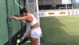 La muchacha hace truco de fútbol