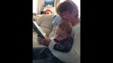 奶奶是有读一个故事给她的孙子的乐趣