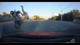 Motorcyclist glücklich am Leben sein nach Horrorsturz (Russland)