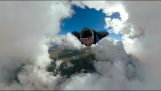 Vliegen tussen de wolken met een wingsuit