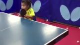 令人难以置信的小女孩打乒乓球