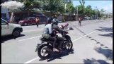 Boyfriend этапы аварии на мотоцикле для жалкого свадебного предложения