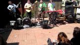 Mumford & Sons plays in front of a pizzeria in 2009 (Texas)