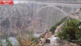 Eine Brücke verwandelt sich in einen Wasserfall (Italien)