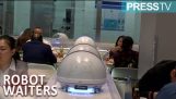 Un ristorante sostituisce i server con i robot (Shanghai)
