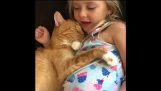 Маленькая девочка поет поставить свою кошку спать