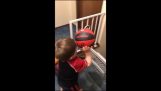 En 3-årig sætter basketball skud som en chef
