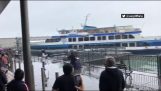 Ferry krasjer inn dock i San Francisco