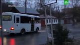 道路在俄罗斯变成了溜冰场的巴士