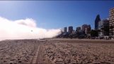 Lapso de tiempo de una nube de niebla que invade una playa