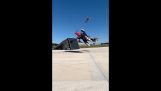 Hoppe på en motorcykel over et fly