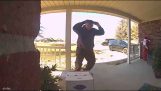 om de livrare UPS dansează în fața camerei de supraveghere