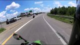 Motocicleta choca contra camión en la carretera