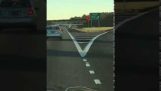Cessna pilotti laskeutuu hätä pissalle varattu moottoritiellä