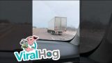 En pickup bogserar en truck trailer