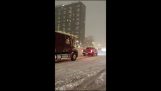 Пікап буксирує вантажівку в снігу