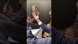 Michael Bublé ojentaa mikrofonin kesken konsertin