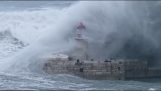 Hatalmas hullámok összeomlás egy világítótorony (Málta)
